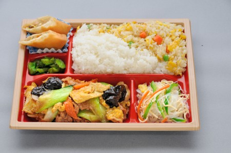 桜2　きくらげと豚肉の卵炒め弁当